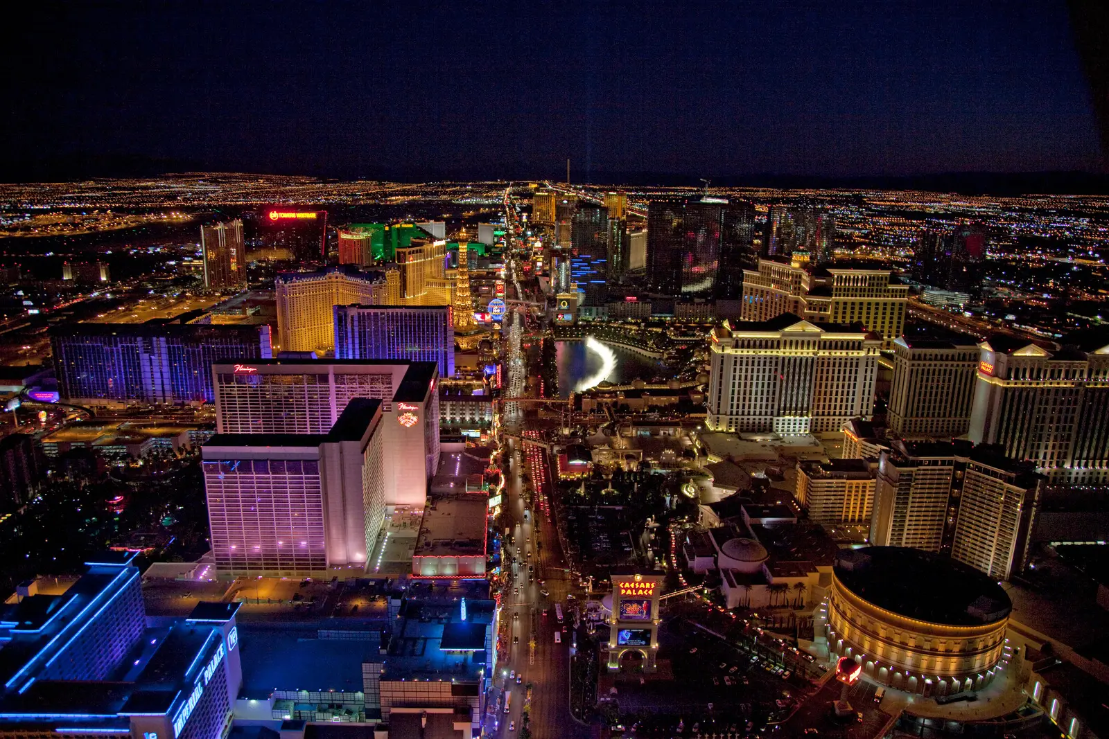 Der Las Vegas Strip bei Nacht aus der Luft